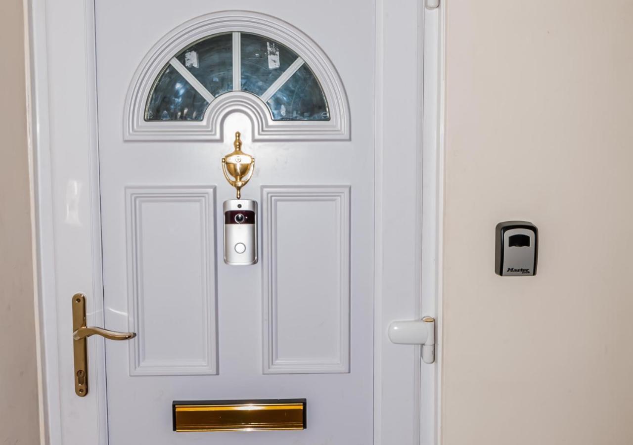 2 Bed Apartment-5 Guests - Business-Relocation-Parking - The Brighton Short Stay & Serviced Apartments Екстер'єр фото