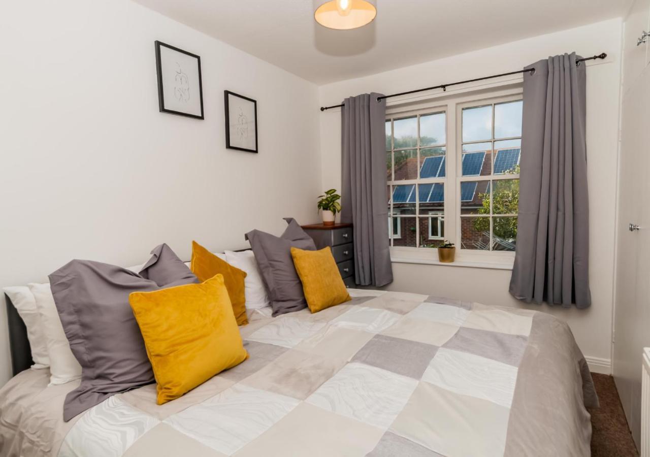 2 Bed Apartment-5 Guests - Business-Relocation-Parking - The Brighton Short Stay & Serviced Apartments Екстер'єр фото